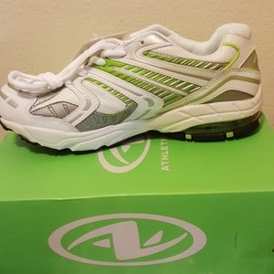 New size 8 athletic shoes with tags women's